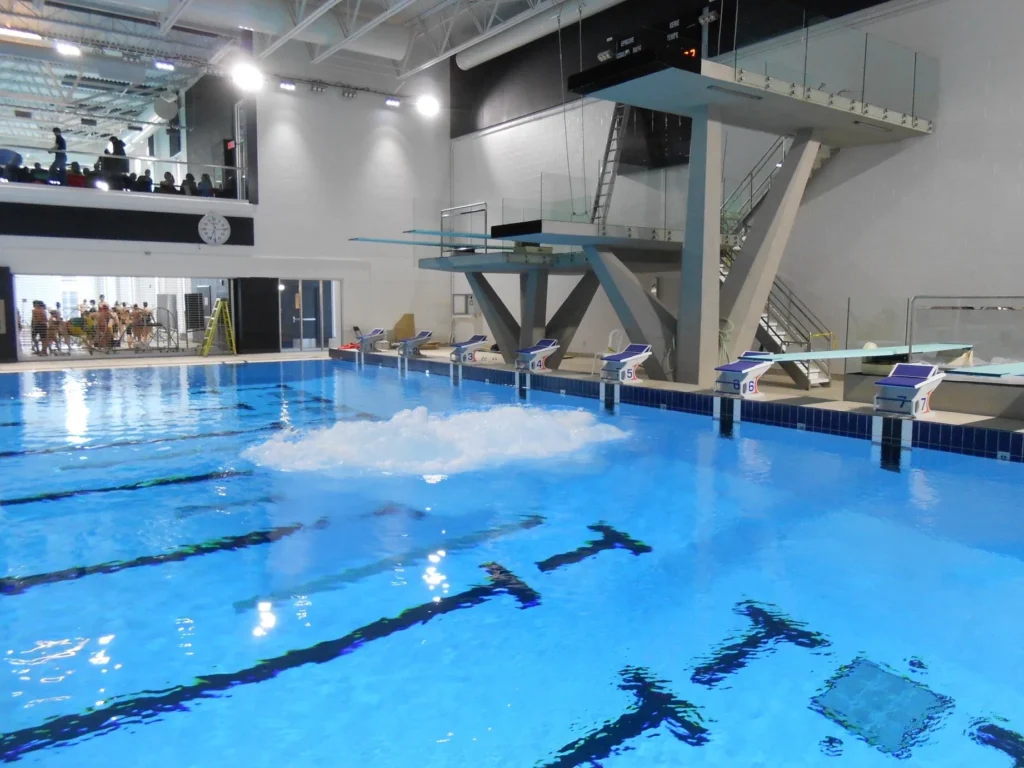 Air safety cushion in the landing zone of a diving pool