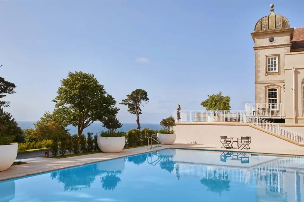 Hotel pool built with Myrtha technology