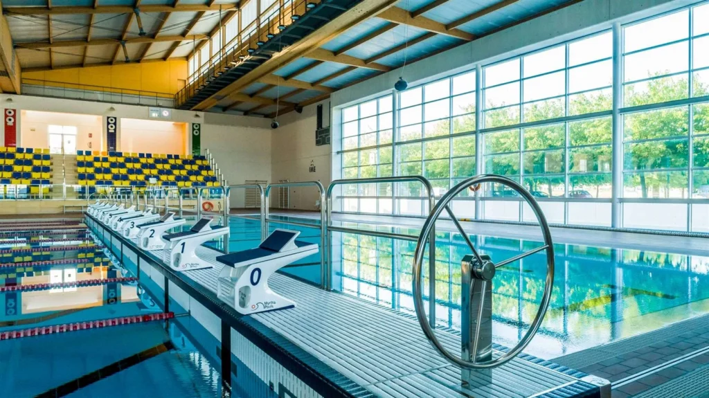 Movable pool floor in a public pool