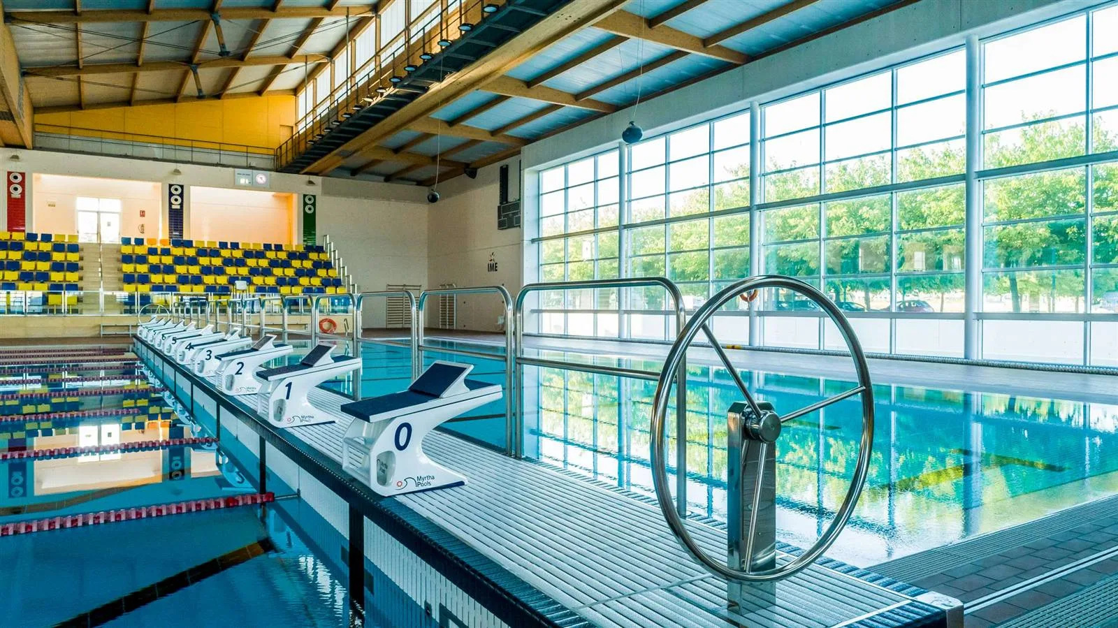 Movable pool floor in a public pool