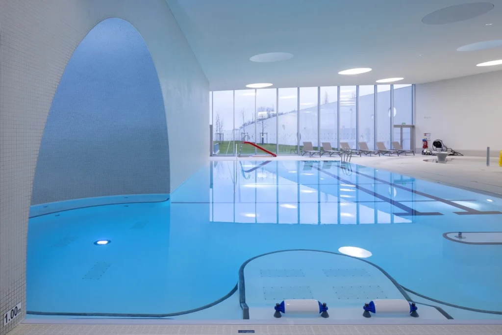 Indoor leisure pool with a shallow zone