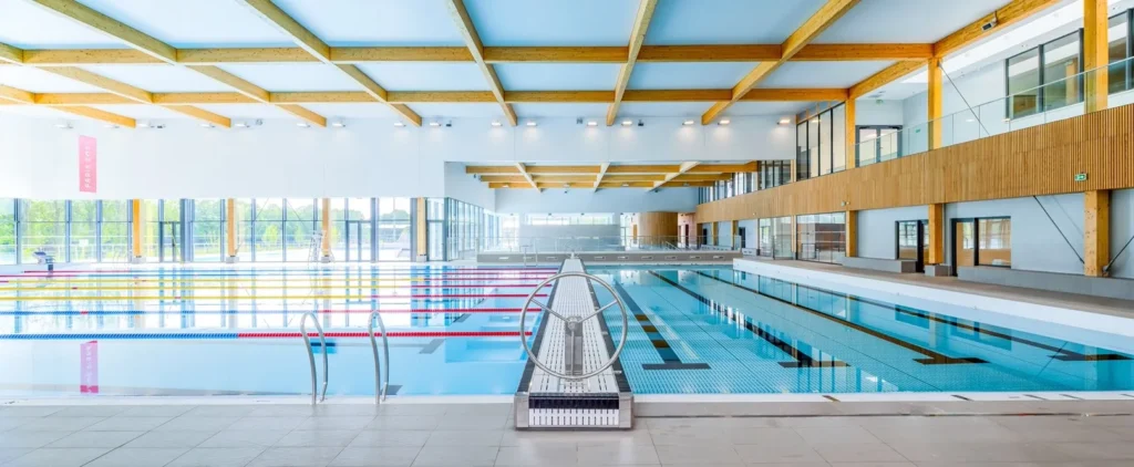 Movable bulkhead dividing a 50-metre pool