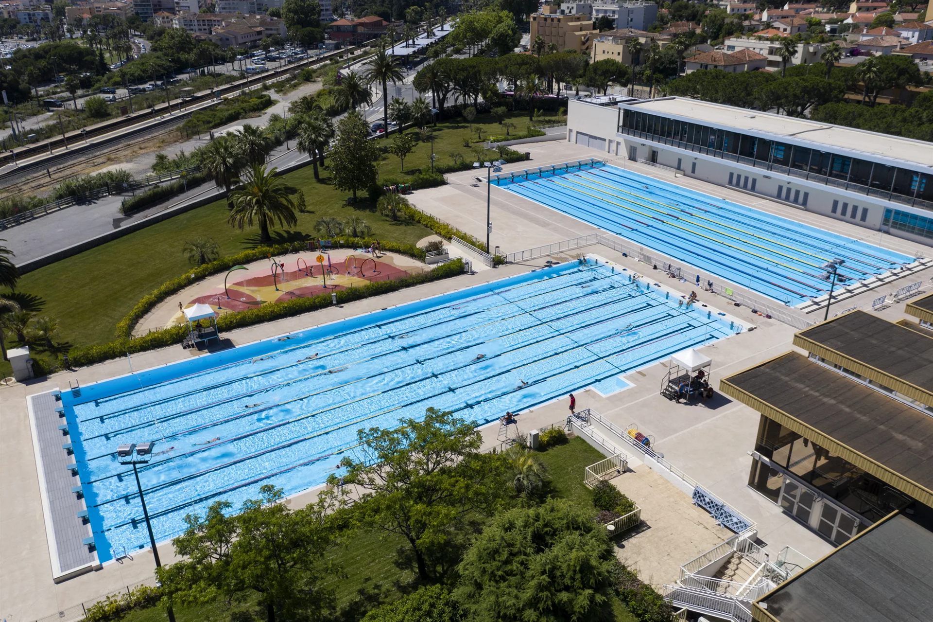Luchtfoto van 50-meter Myrtha-wedstrijdbaden in Antibes