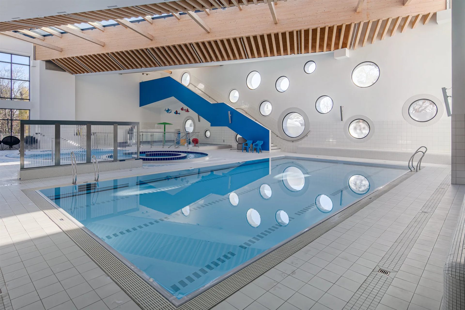 Recreatiebad met waterattracties, gebouwd met Myrtha-technologie
