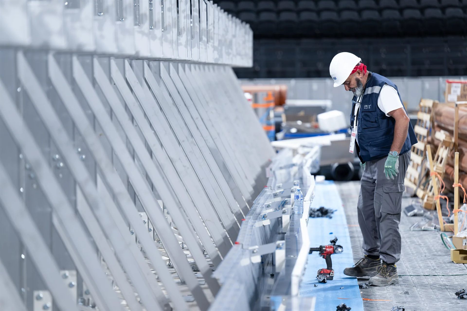 RVS-badwand in montage voor Parijs 2024