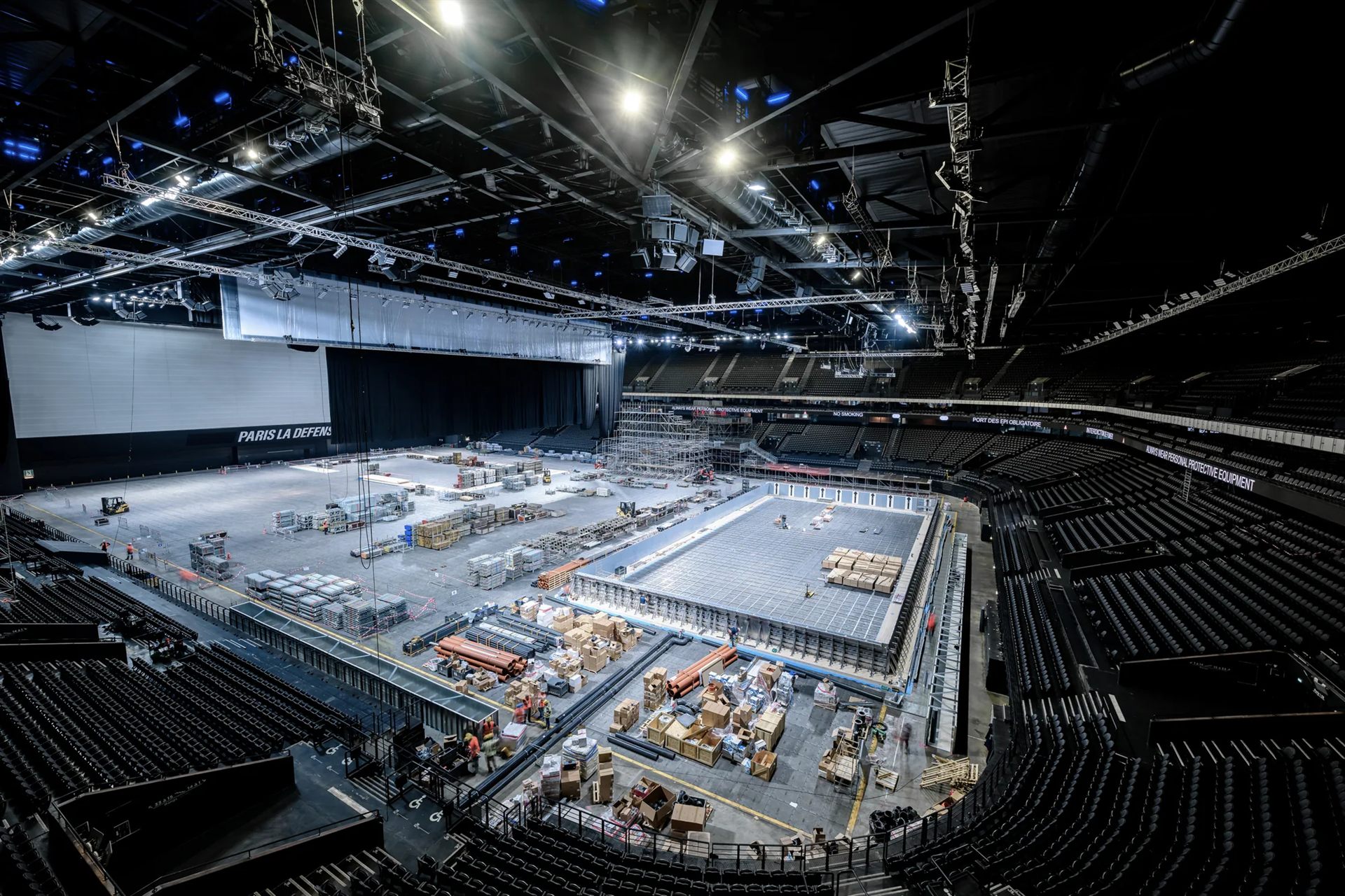 Myrtha-bad in aanbouw in de arena voor Parijs 2024