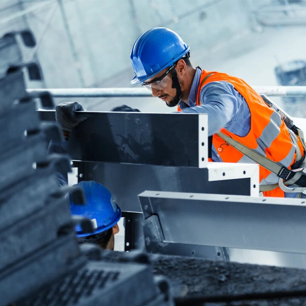 Monteur plaatst een RVS-wand van Myrtha