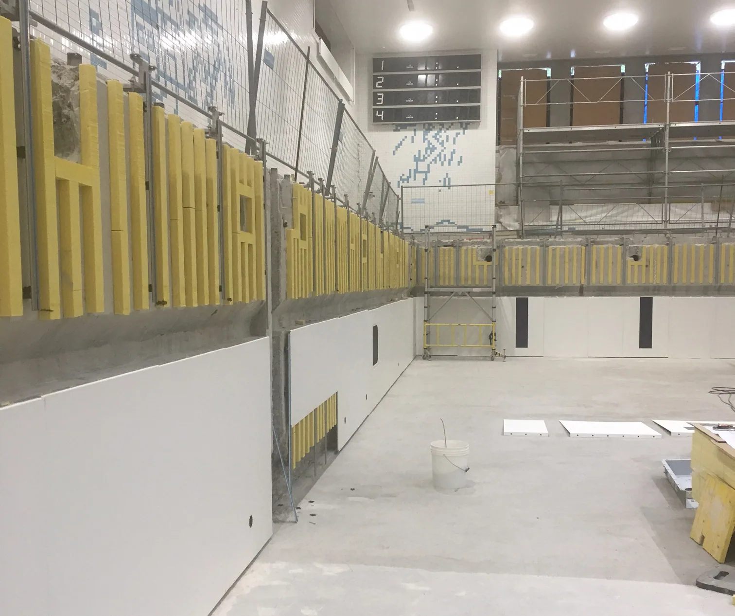 Afstandhouders tussen de oude wand en de nieuwe panelen