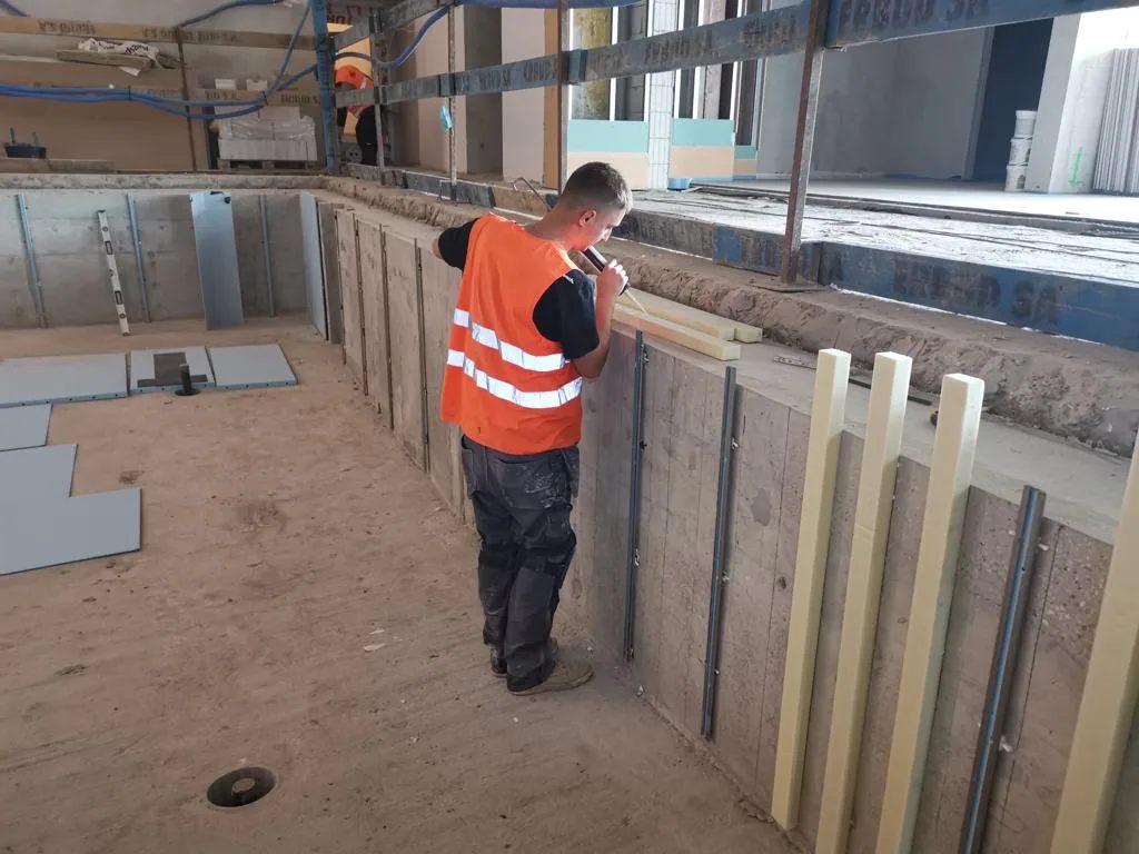 Monteur plaatst met PVC gelamineerde RVS-panelen