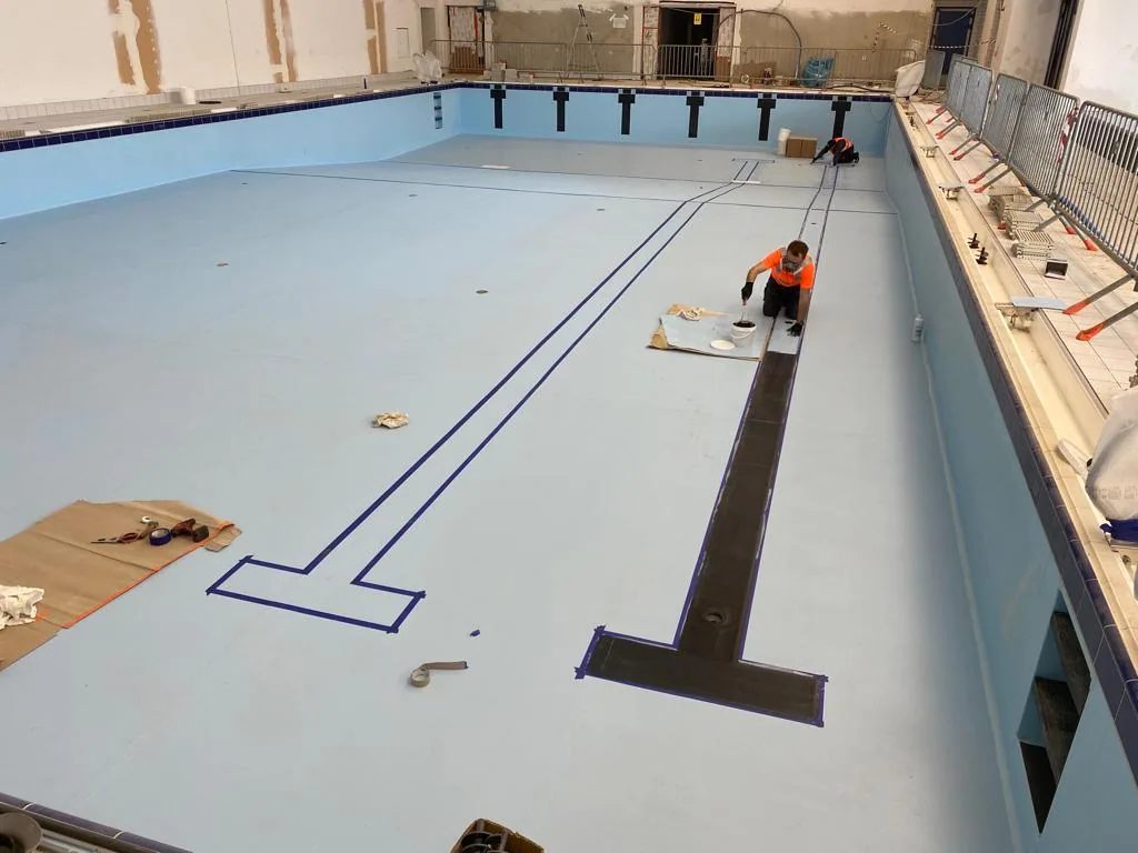 Versterkt PVC-bodemmembraan wordt aangebracht