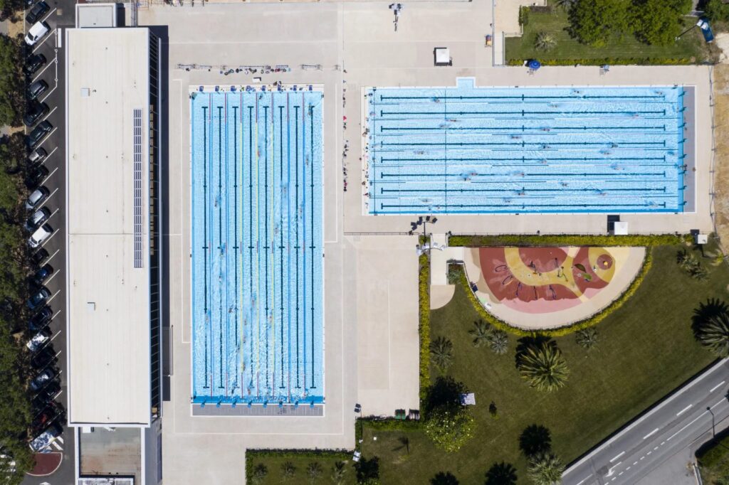 Bovenaanzicht van een 50-meter wedstrijdbad en een 25-meterbad met baanlijnen, Antibes