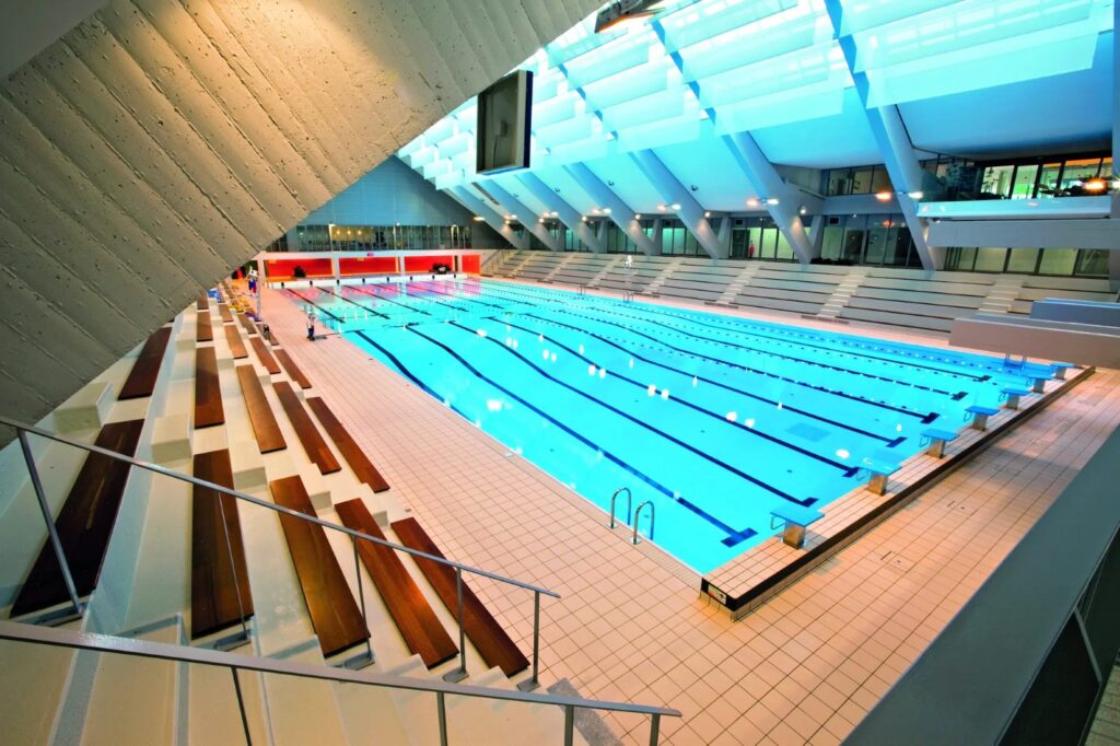 Gerenoveerd 50-meter sportbad in een hal uit de jaren zestig, Kremlin-Bicêtre