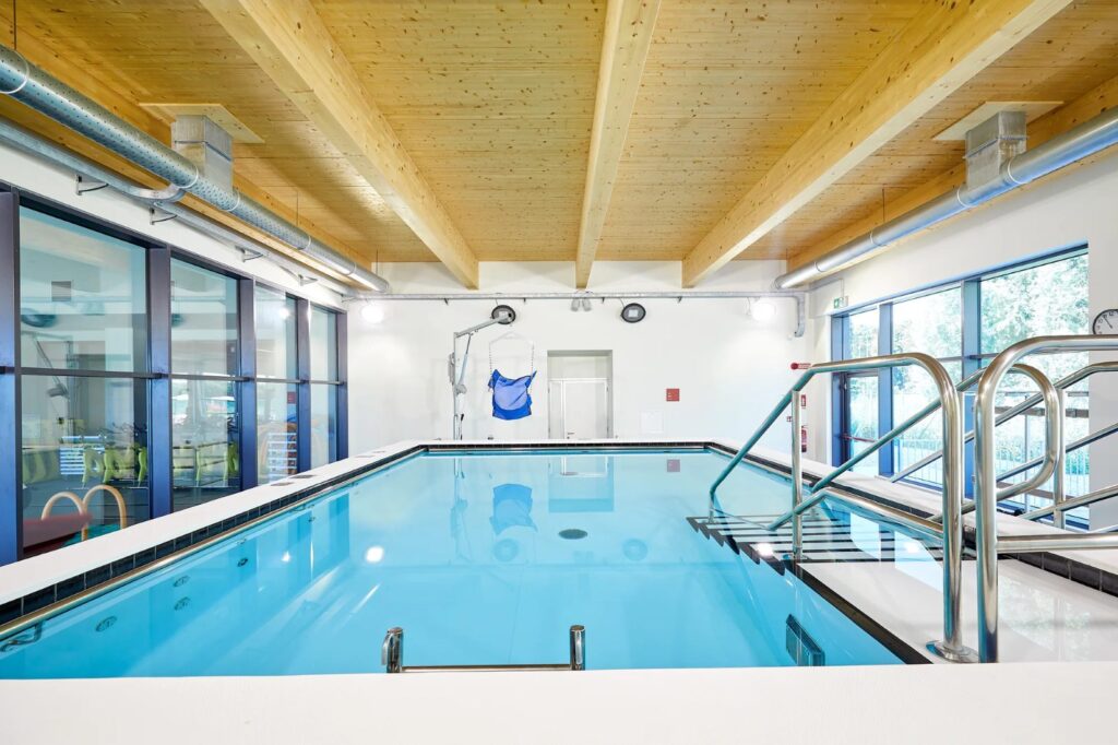 Myrtha-fysiotherapiebad met instaptrap en leuningen, Aquamore Spinea