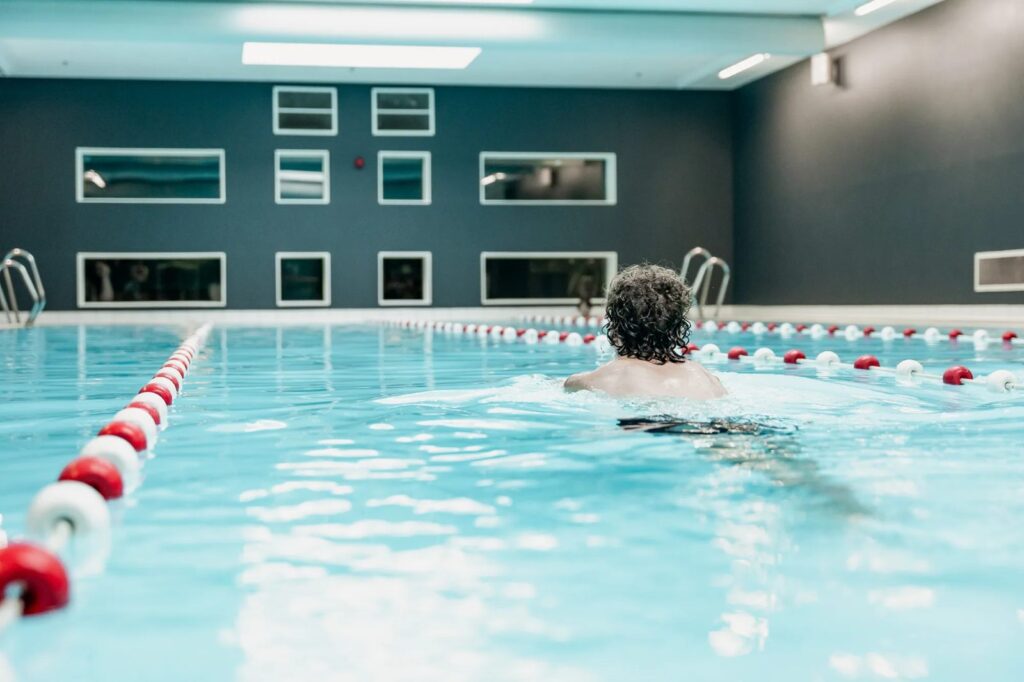 Zwemmer in een baan van het openbare bad van Plaza Sportiva, Groningen