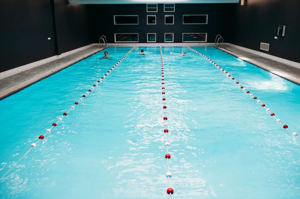 Wedstrijdbad met baanlijnen in het gemeentelijke zwembad Plaza Sportiva, Groningen