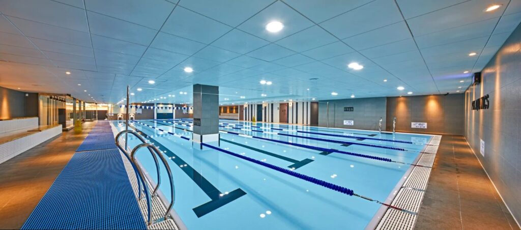 Myrtha-binnenbad met banen en RVS-overloop, Park Tae Hwan, Zuid-Korea