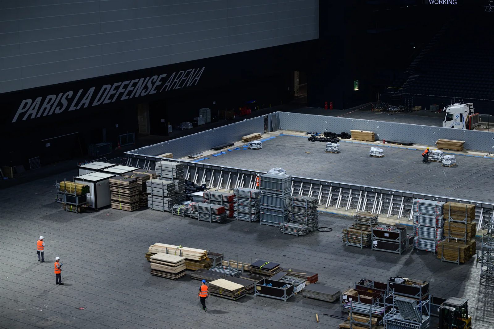 Demontage van het Myrtha-wedstrijdbad in Paris La Défense Arena na de Spelen van 2024