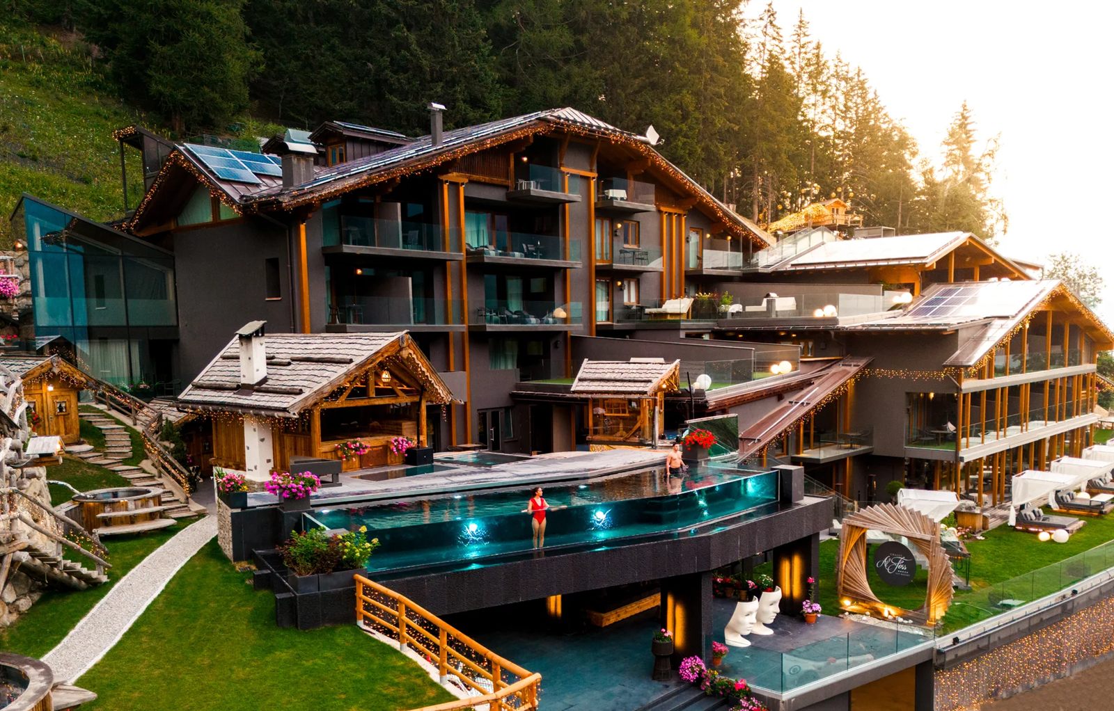 Zwevend Myrtha-bad met transparante wanden bij Chalet al Foss, Italië