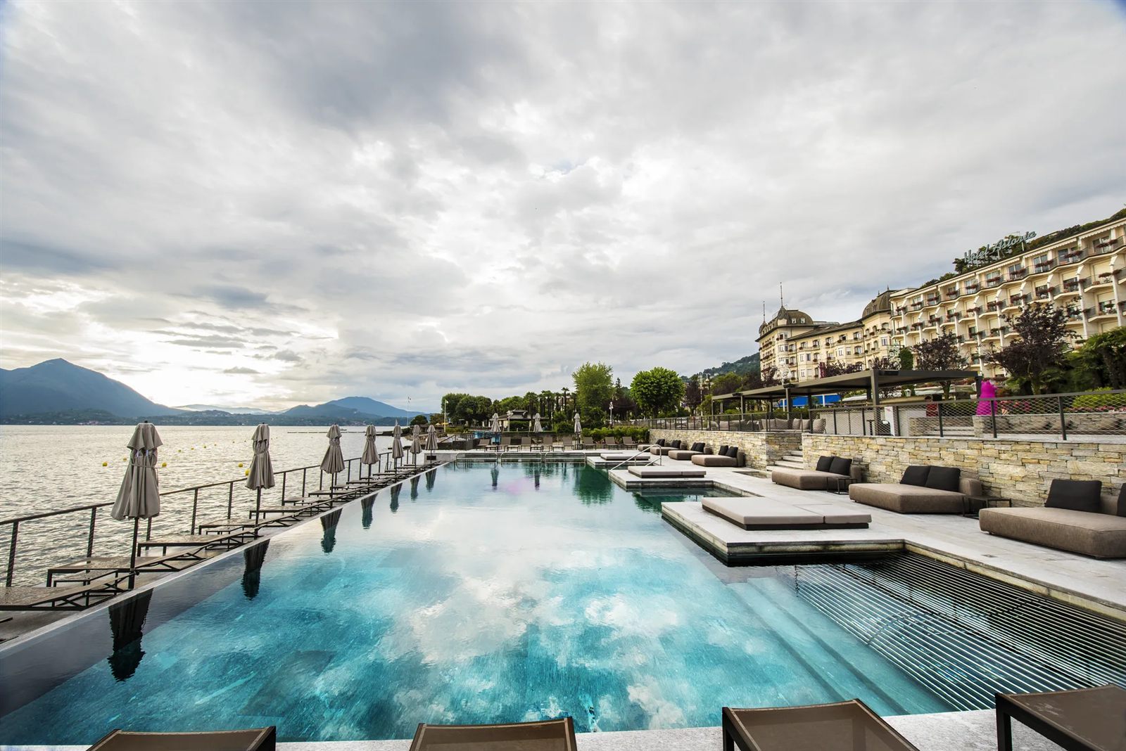 Gerenoveerd Myrtha-bad met vanishing edge bij Hotel La Palma in Stresa, aan het Lago Maggiore