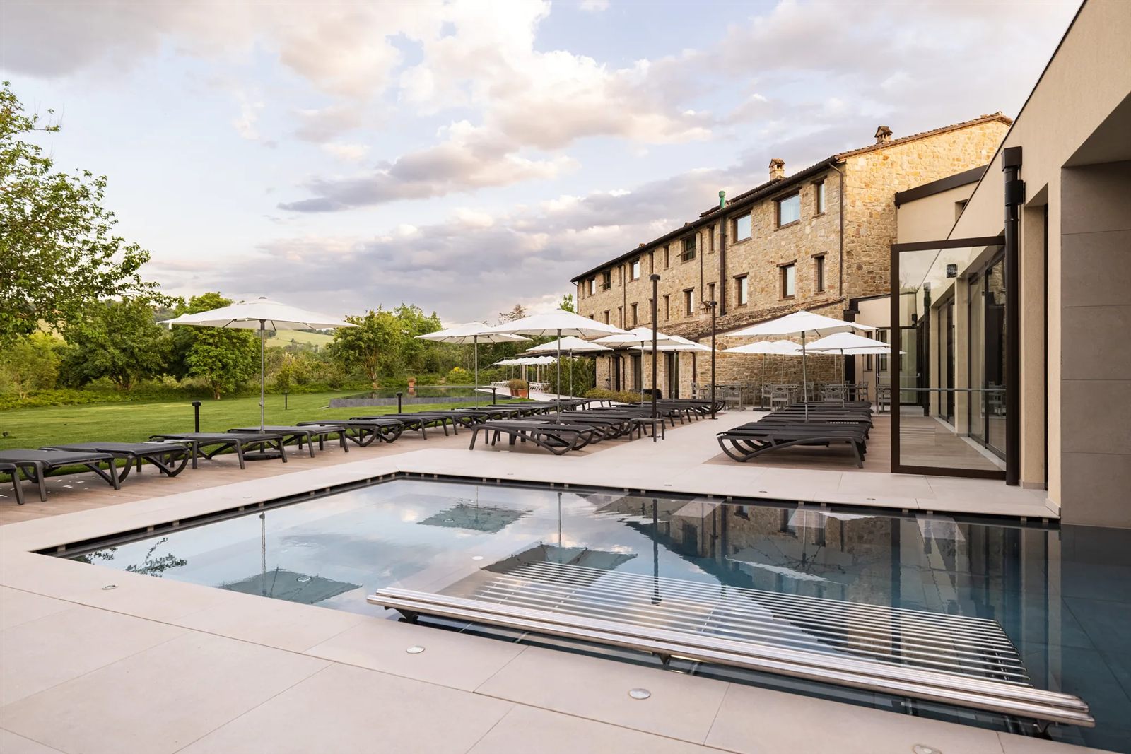 Buitenwellnessbad van Myrtha naast het hotel van Borgo Lanciano, Italië