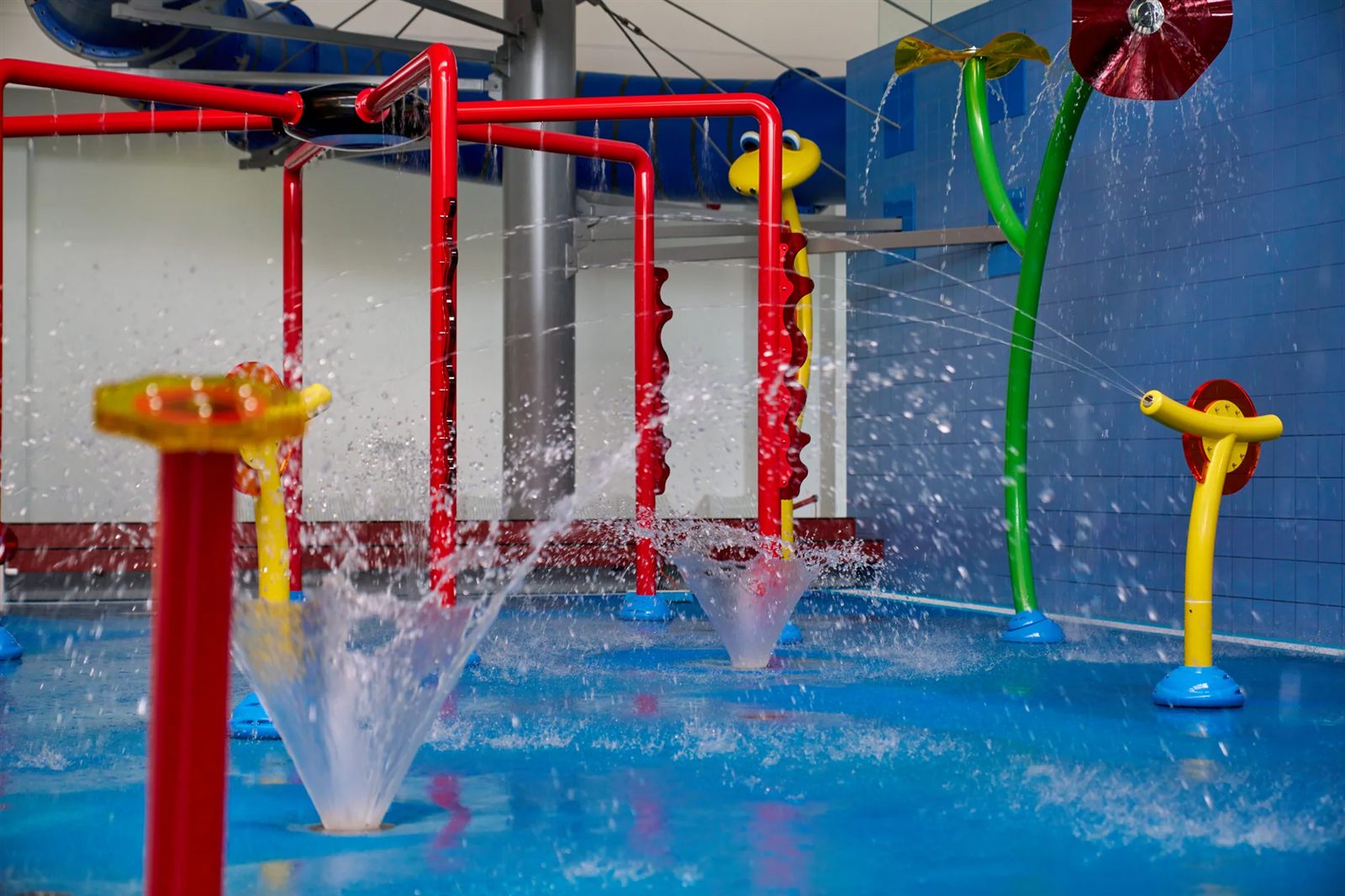 Overdekt spraypark met fonteinen en sproeiers in Factory of Water, Polen