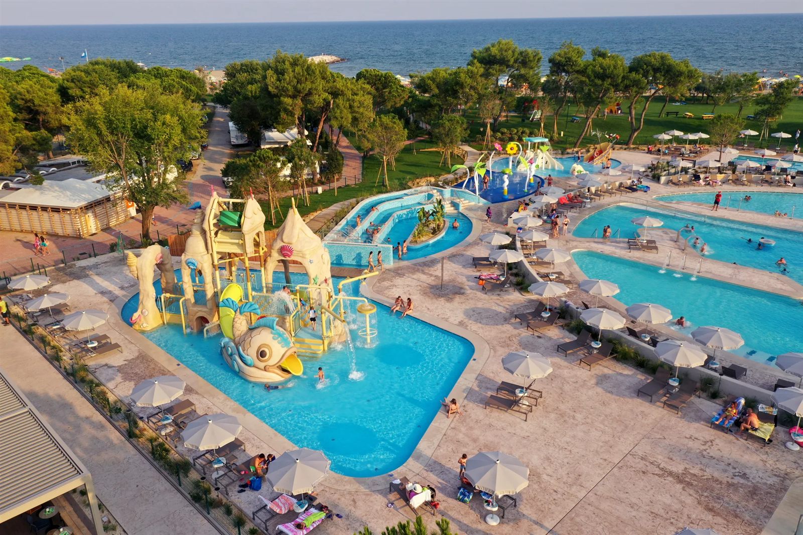 Luchtfoto van de Myrtha-baden en waterspeelplaats op Camping Village Mediterraneo, Italië
