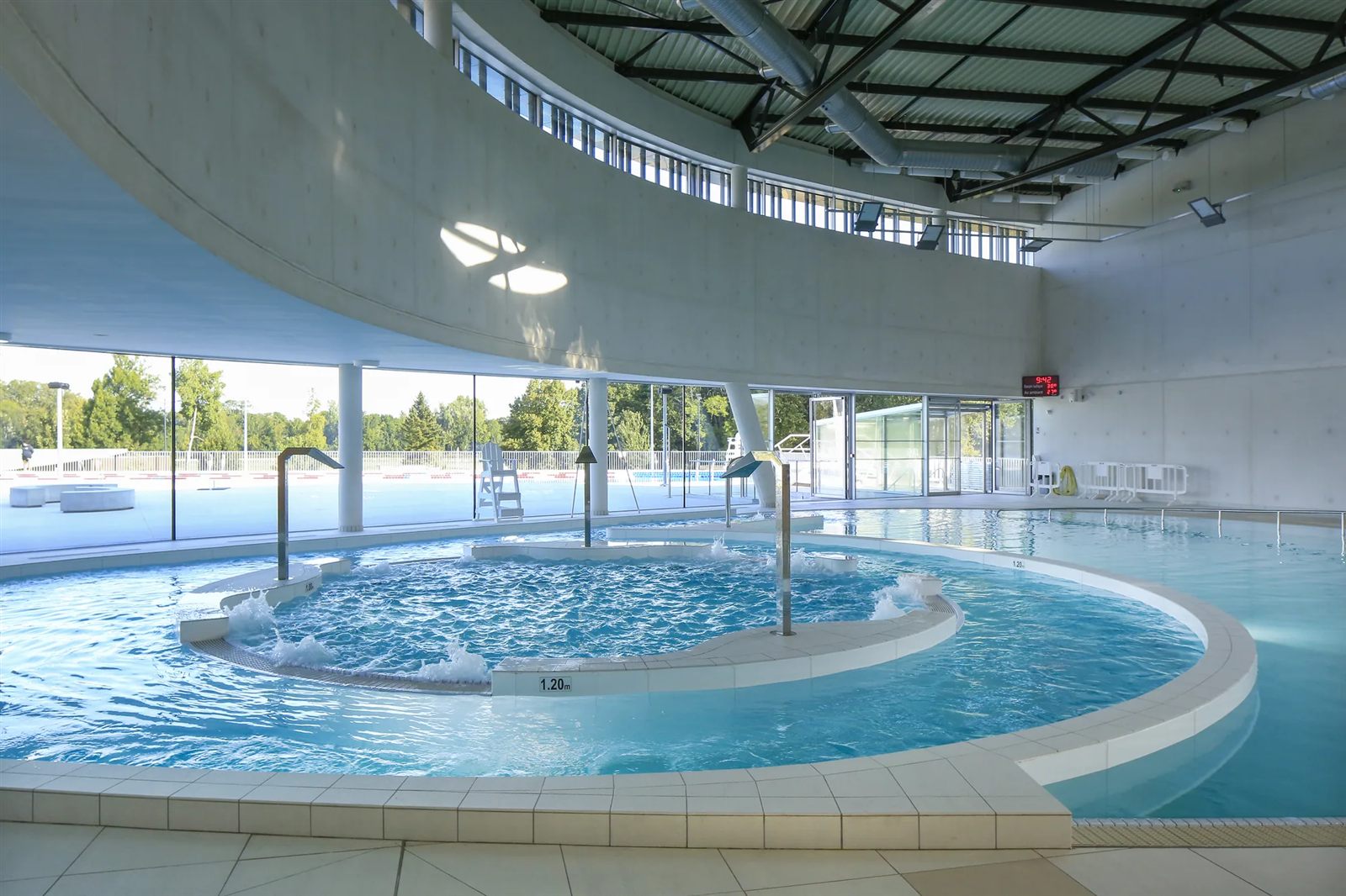 Rond Myrtha-recreatiebad met bubbelzone in zwemcentrum Balsan'éo, Frankrijk