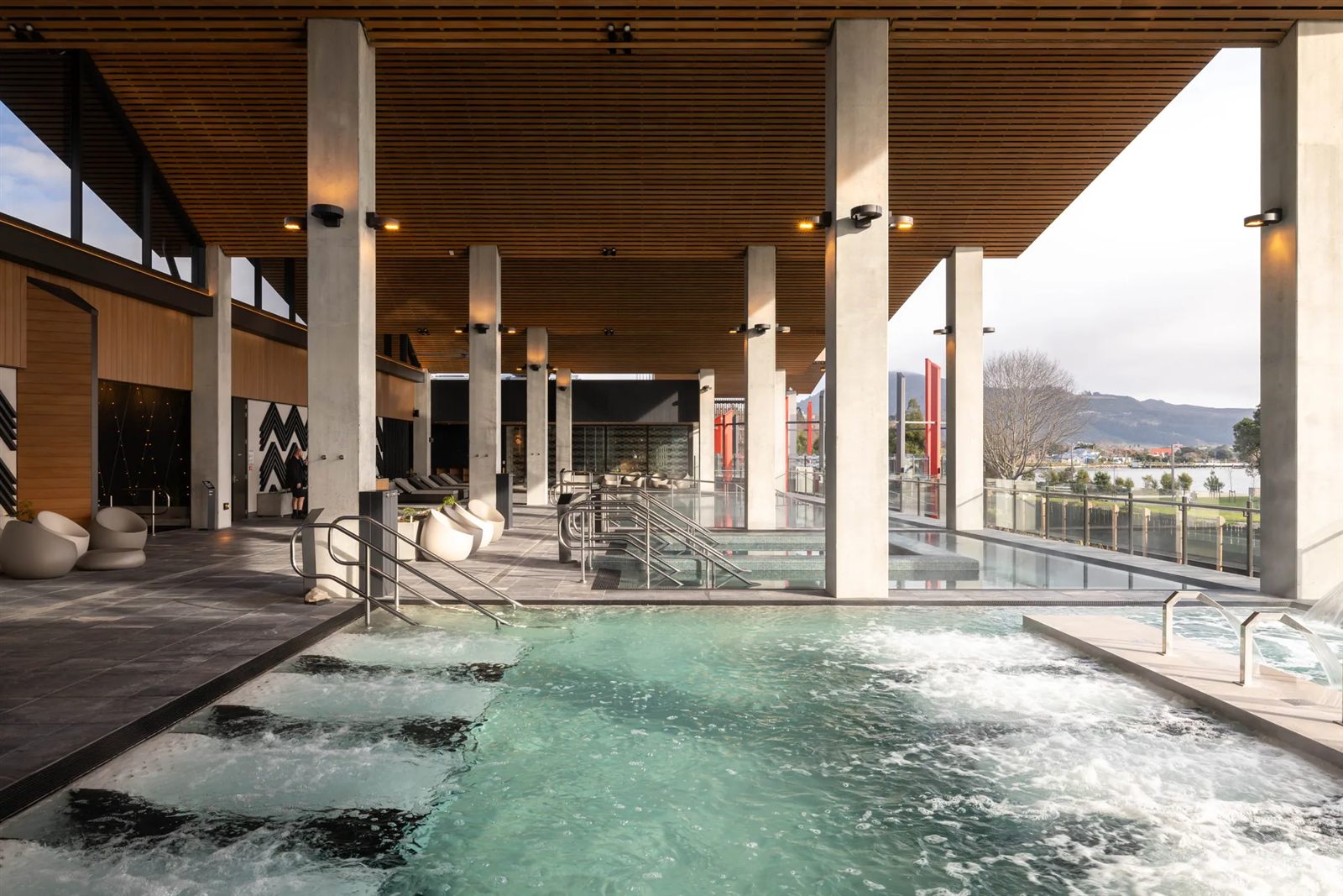 Overdekt thermaal bad met hydromassage in Wai Ariki Hot Springs and Spa, Nieuw-Zeeland