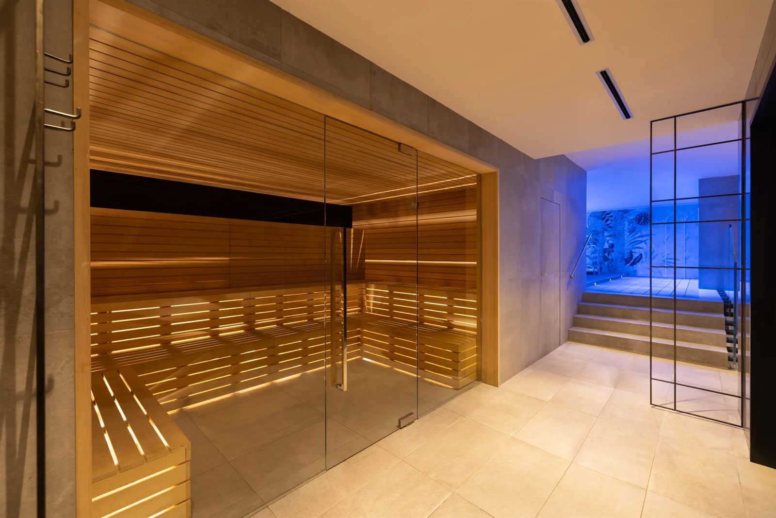 Myrtha-sauna met glazen front in de wellnessruimte van Virgin Active Rome, Italië