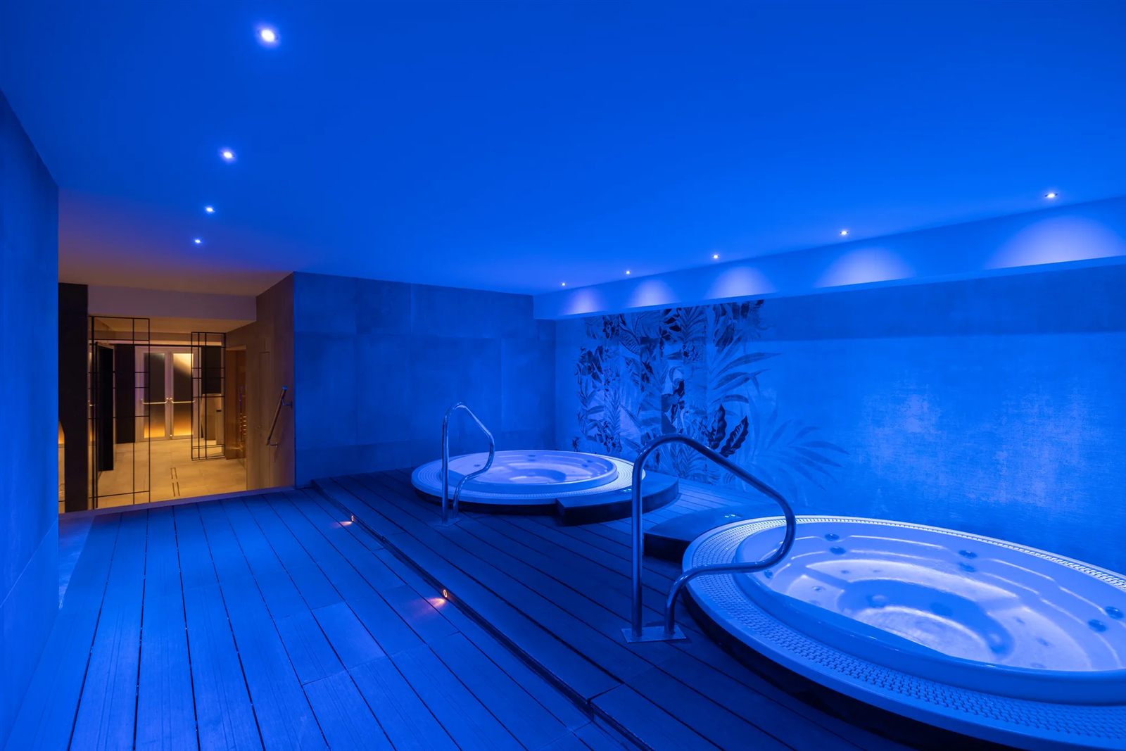 Twee ronde Myrtha-whirlpools in de wellnessruimte van Virgin Active Rome, Italië