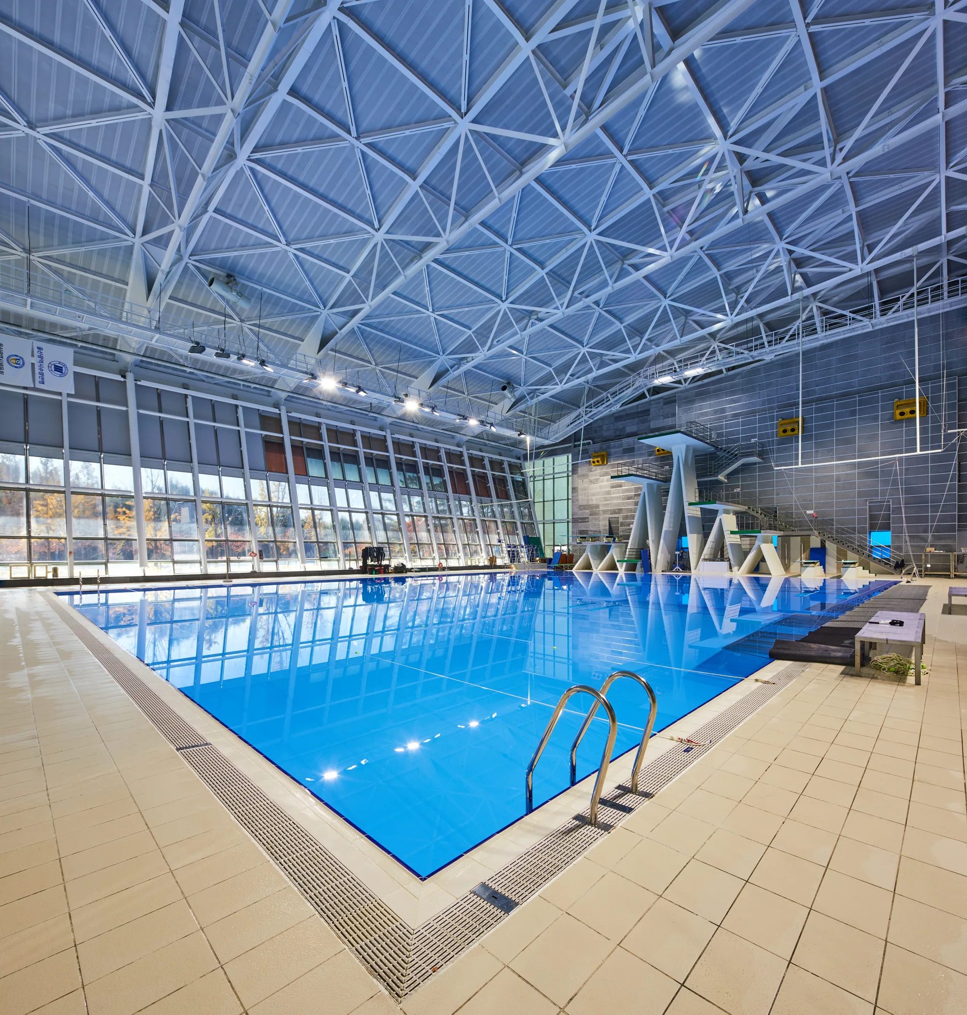 Myrtha-wedstrijdbad met duiktoren in Munsu, Zuid-Korea